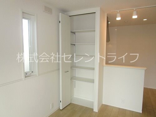 物件内観写真15　(ダイニング収納内部)