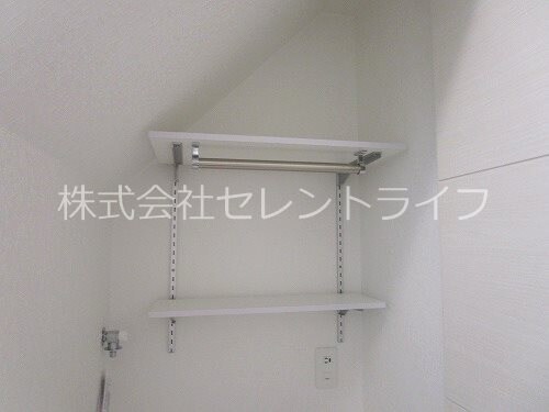 物件内観写真25　(洗濯機置き場上部リネン棚)