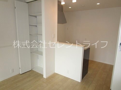 物件内観写真30　(キッチン背面スペース)