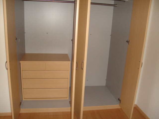 物件内観写真18　(洋室収納)