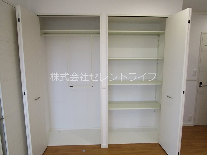 物件内観写真2　(リビング収納)
