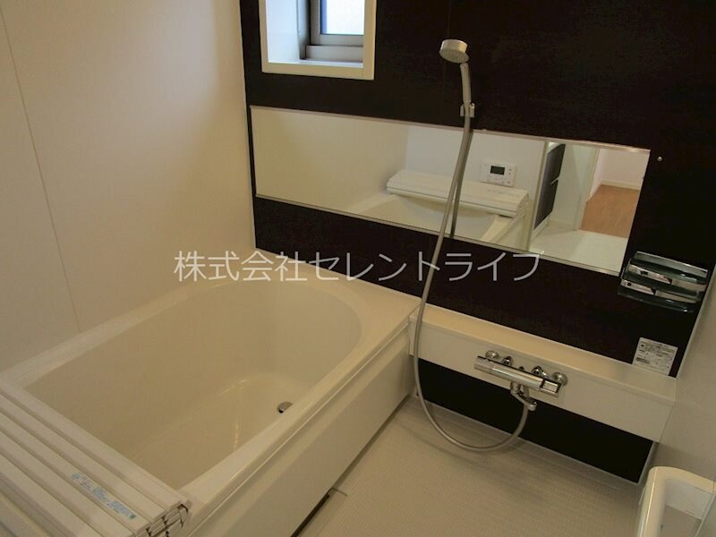 物件内観写真5　(追い焚き機能付き浴室)