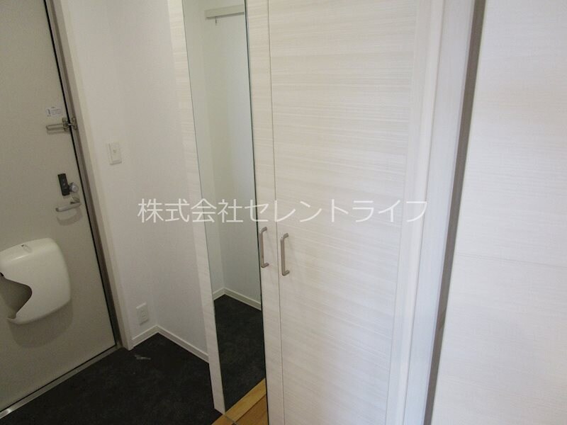 物件内観写真7　(姿見鏡付シューズボックス)