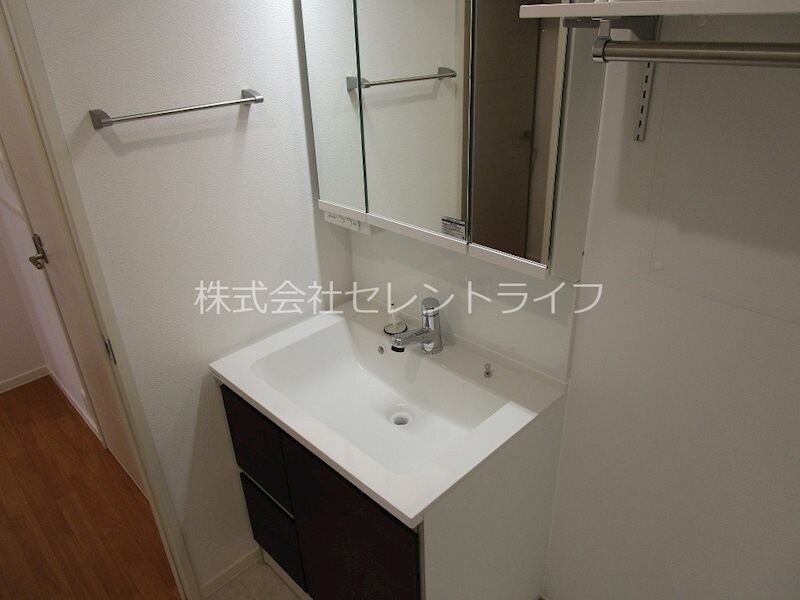 物件内観写真30　(三面鏡付き洗面化粧台)