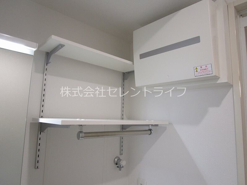 物件内観写真34　(洗濯機置き場上部可動棚)