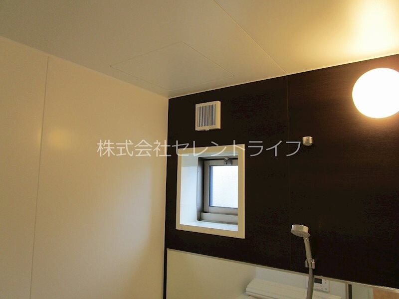 物件内観写真35　(浴室窓・換気扇)