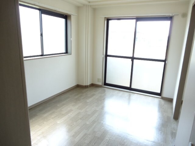 物件内観写真17　(洋間（南側）)