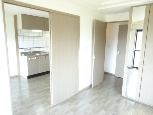 物件内観写真19　(洋間（南側）)