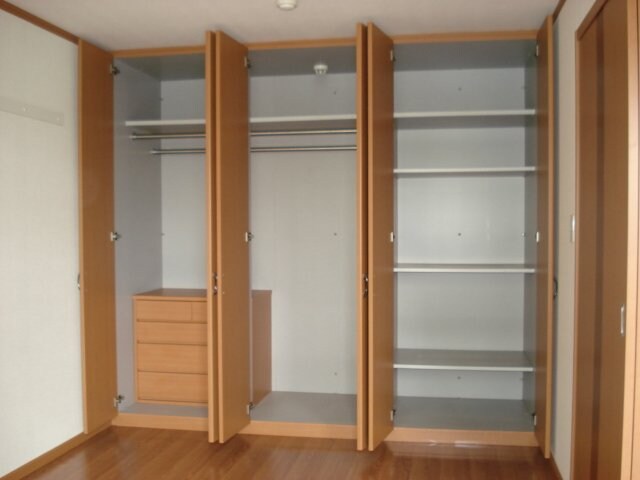 物件内観写真10　(洋室収納)