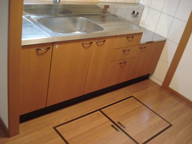 物件内観写真15　(床下収納付キッチン)