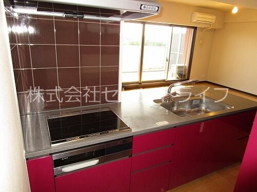 物件内観写真4　(3口ＩＨコンロ付きシステムカウンターキッチン)