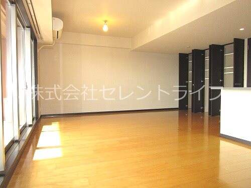 物件内観写真5　(リビング19.8帖)