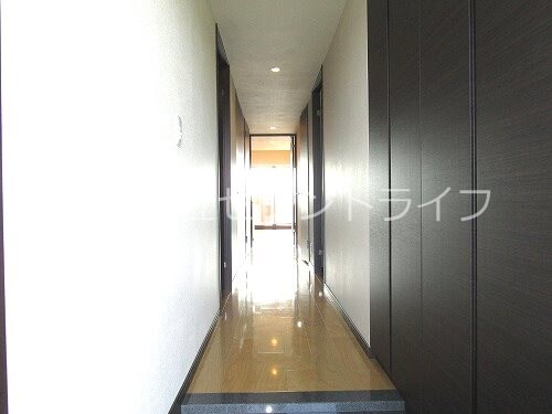 物件内観写真8　(玄関廊下)