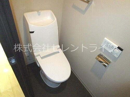 物件内観写真11　(温水洗浄便座付トイレ)