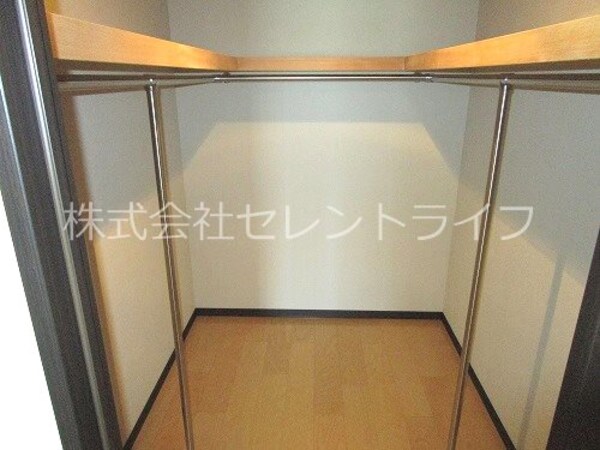 収納(北東洋室ウォークインクローゼット内部)
