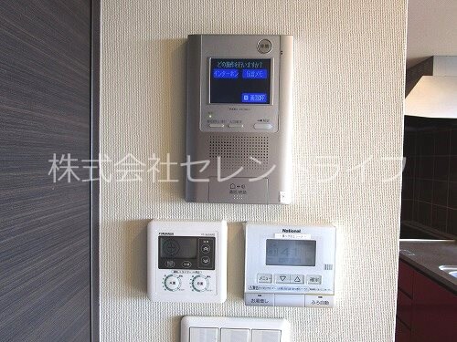 物件内観写真14　(TVモニター付きインターホン・床暖房スイッチ・給湯リモコン)