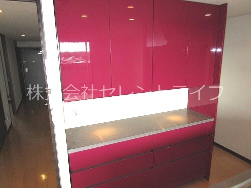 物件内観写真17　(備え付き食器棚)