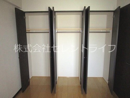 物件内観写真25　(南東側洋室クローゼット内部)