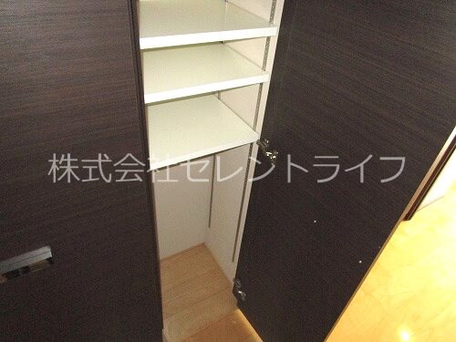 物件内観写真27　(廊下収納内部（2）)
