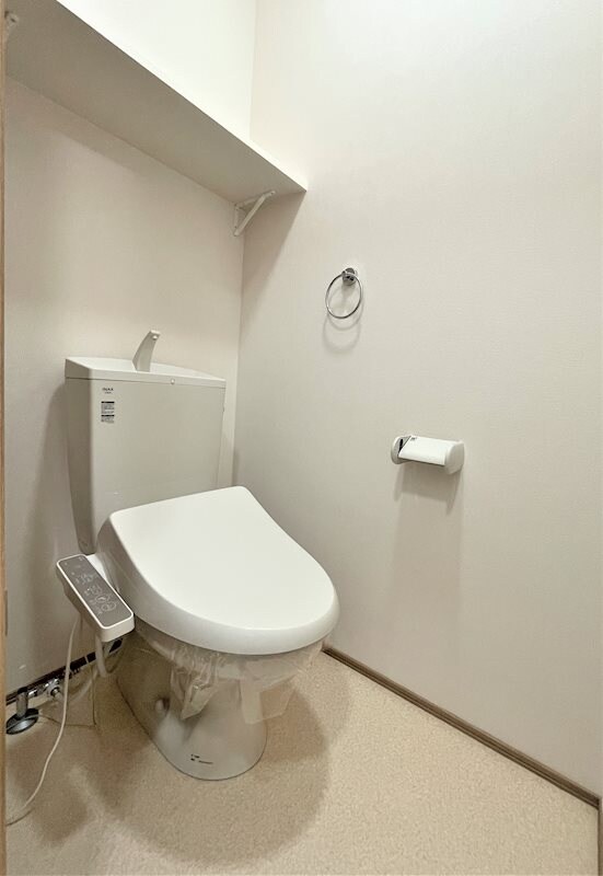 物件内観写真2　(温水洗浄便座付きのトイレです。)