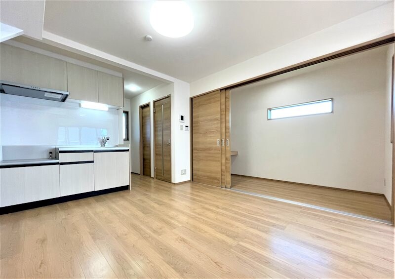 物件内観写真4　(書斎スペースの仕切りを開けると約11.8帖のリビングとなりま)