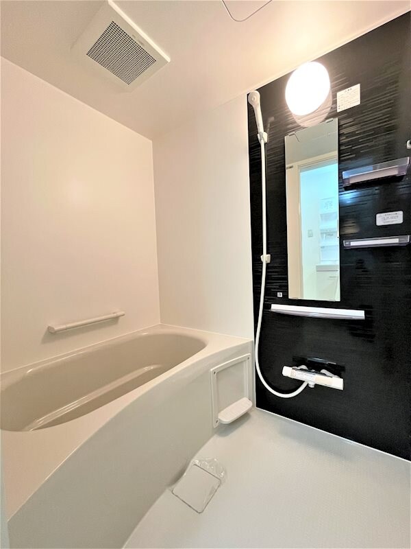 物件内観写真5　(24時間換気システムを採用した清潔な浴室です。)