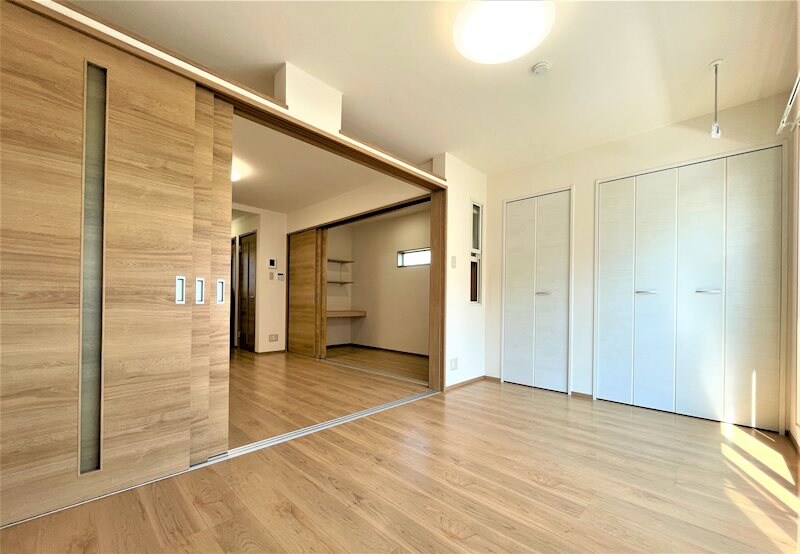 物件内観写真6　(約6帖の洋室は開口部からの温かい日差しが差し込みます。)