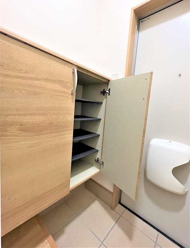 物件内観写真7　(コンパクトながら収納力のあるシューズボックスです。)