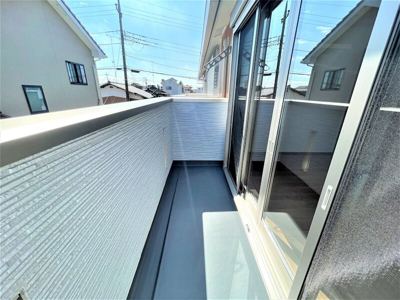 物件内観写真8　(バルコニーも広々開放的です。)
