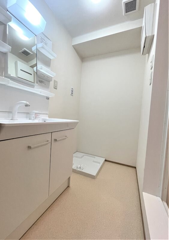 物件内観写真9　(独立洗面化粧台の横には洗濯用防水パン)