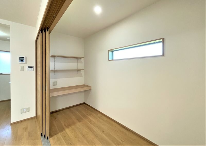 物件内観写真12　(テレワークにも最適な書斎スペースです。)