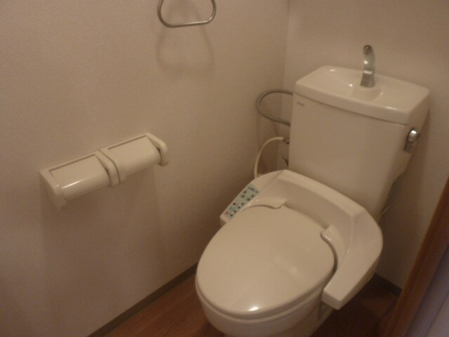 物件内観写真4　(シャワー付トイレ)