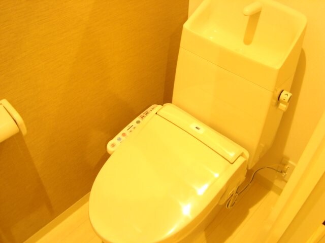 物件内観写真4　(シャワー付トイレ)