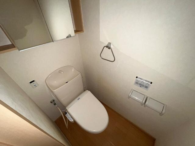 物件内観写真4　(シャワー付トイレ)