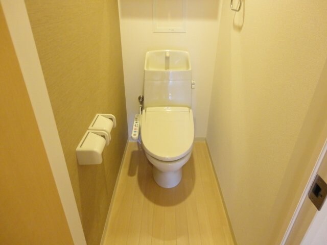 物件内観写真4　(シャワー付トイレ)