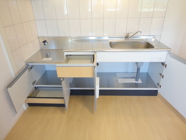 物件内観写真15　(キッチン収納（下部）)