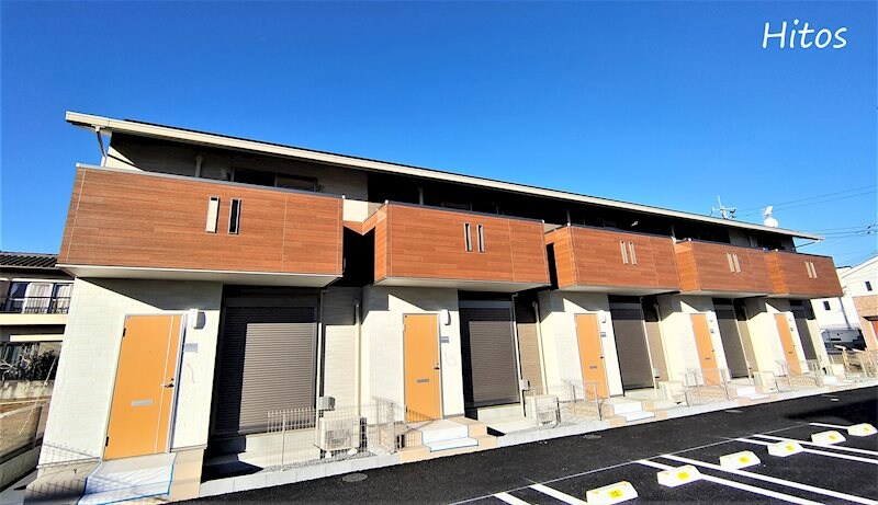 物件外観写真1　(※戸建て感覚で暮らせるメゾネット物件です。)