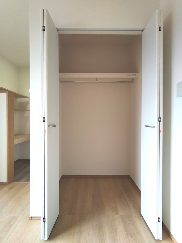 物件内観写真2　(コートやスーツなどたくさん収納できるクローゼット)