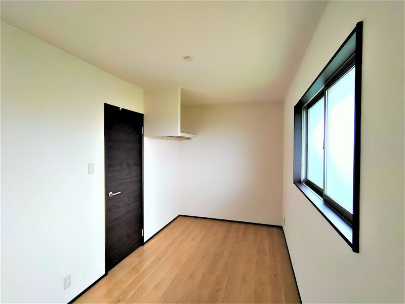 物件内観写真6　(ベッドやソファーなどのコーディネートがしやすい洋室)