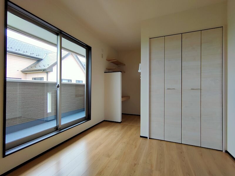 物件内観写真8　(奥行のあるベランダで洗濯物を干すことができます。)