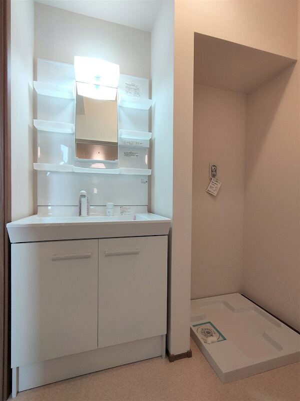 物件内観写真11　(深く、広い洗面ボウル型です。蛇口は引き出すことができるシャワ)