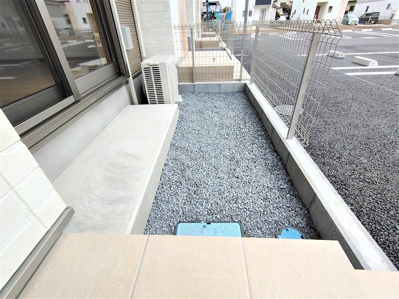物件内観写真13　(砂利が敷かれているので防犯性が高い専用庭)