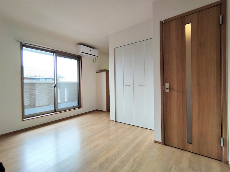 物件内観写真14　(床にゴミが付かないため楽に掃除ができ、清潔感がある洋室)