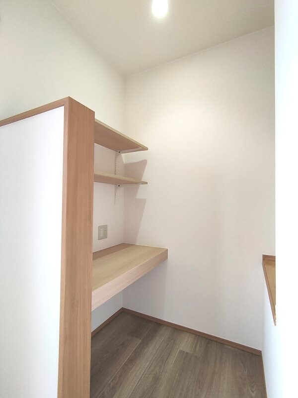 物件内観写真15　(本を読んだり、メイクをしたり、在宅ワークなど様々な利用用途が)