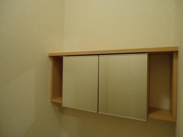 物件内観写真20　(トイレ収納)