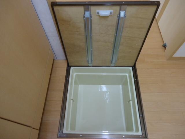 物件内観写真22　(床下収納)