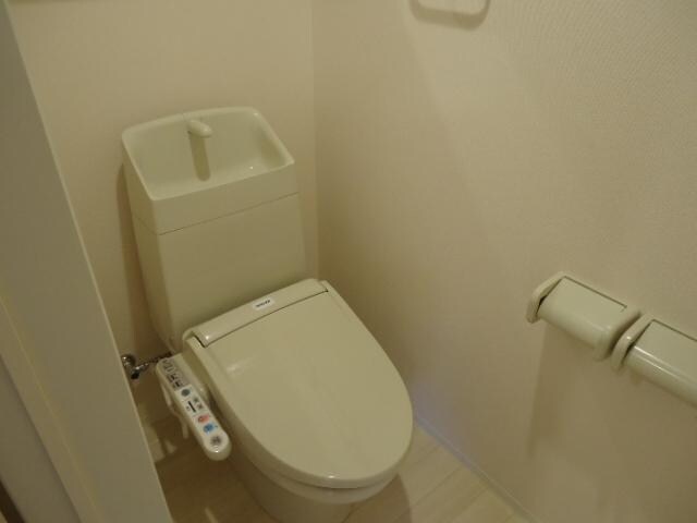 物件内観写真4　(シャワー付トイレ)