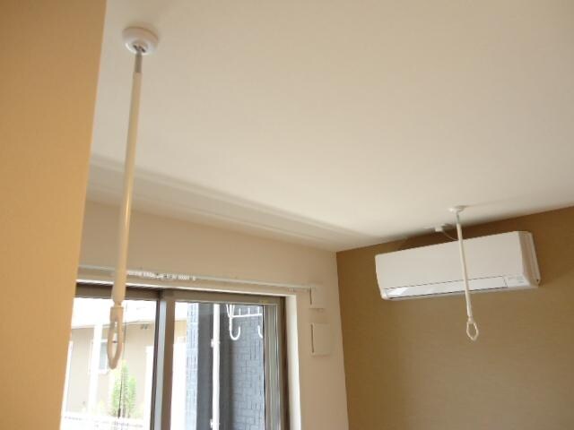 物件内観写真15　(室内物干し)