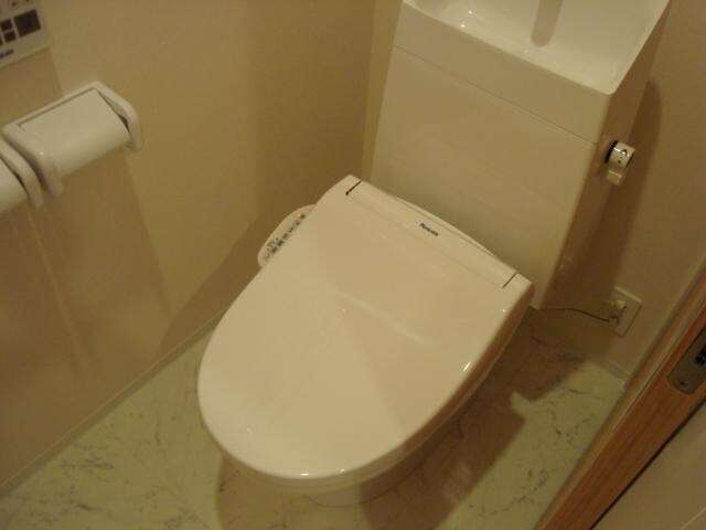 物件内観写真4　(シャワー付トイレ)