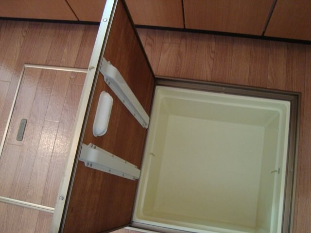 物件内観写真21　(床下収納)